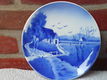 Mooi blauw wandbord. Geen stempel. Doorsnee 18 cm. - 1 - Thumbnail