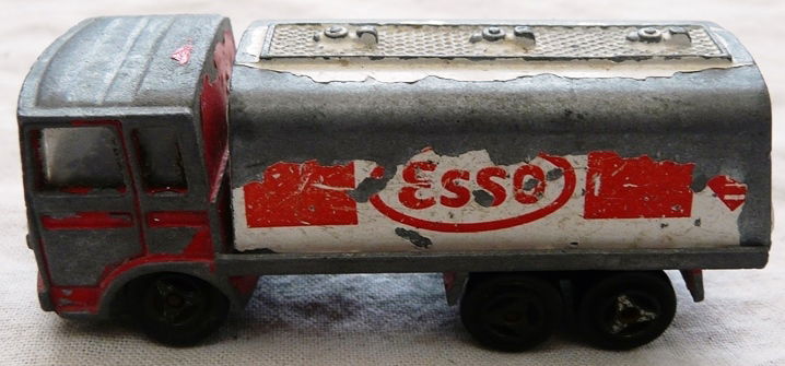 Modelauto, Majorette, Schaal 1:100, No.245 - Saviem SM Europe Tanker - Esso, 1979-1982.(Nr.1) - 3