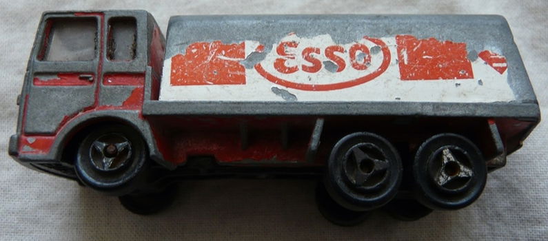 Modelauto, Majorette, Schaal 1:100, No.245 - Saviem SM Europe Tanker - Esso, 1979-1982.(Nr.1) - 4