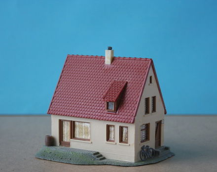 Huis met klassieke gordijnen H0/HO [NH1284] - 0