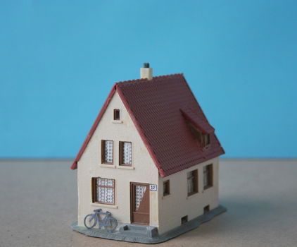 Huis met klassieke gordijnen H0/HO [NH1284] - 1