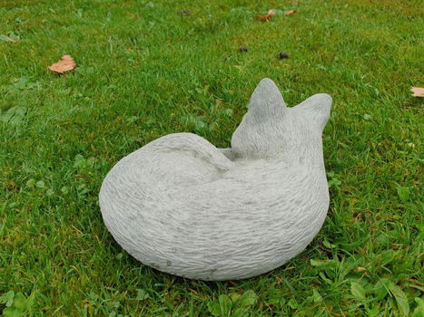 beeldje van slapende poes , beton - 2