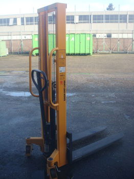 Stapelaar handbediend 1000kg. Hoogte 160cm - 2