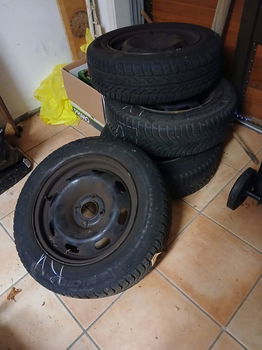 Winterbanden 4 stuks op velg 185/65 R15 - 0