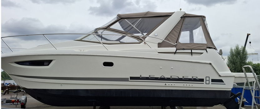 PRACHTIGE hernieuwde SNELVARENDE polyester YACHT te koop 9m x 3m 320pk binnenboord duoprop - 1