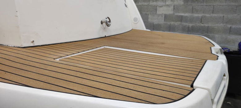 PRACHTIGE hernieuwde SNELVARENDE polyester YACHT te koop 9m x 3m 320pk binnenboord duoprop - 4