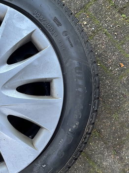 Goodyear Ultragrip 8 + stalen velgen + wieldoppen - 1