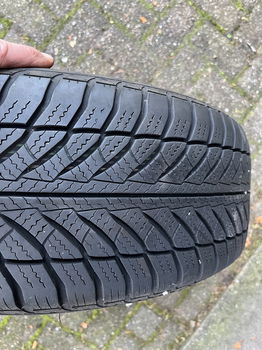 Goodyear Ultragrip 8 + stalen velgen + wieldoppen - 2