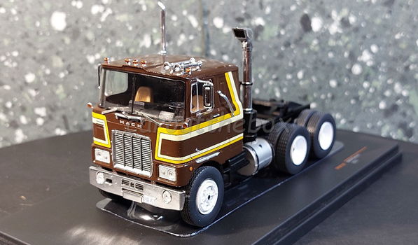 Mack Serie F 1977 bruin 1:43 Ixo V1082 - 1