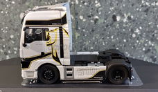 MAN TGX XXL D38 wit 1:43 Ixo V1084