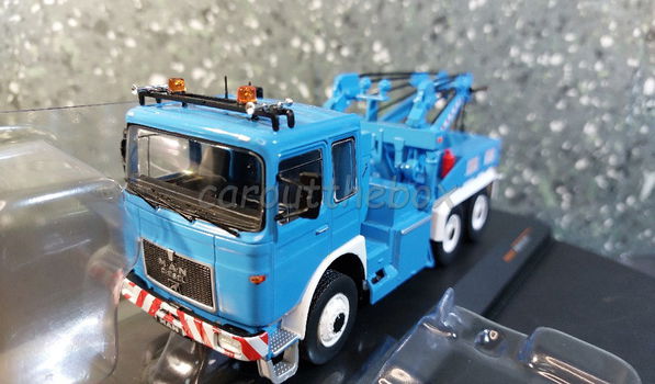 MAN F8 26.281 bergings truck blauw 1:43 Ixo V1085 - 1