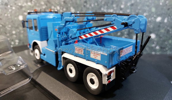 MAN F8 26.281 bergings truck blauw 1:43 Ixo V1085 - 2