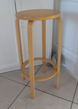 Te koop hoge houten kruk van Ikea uit de Frosta-serie. - 0