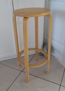 Te koop hoge houten kruk van Ikea uit de Frosta-serie.