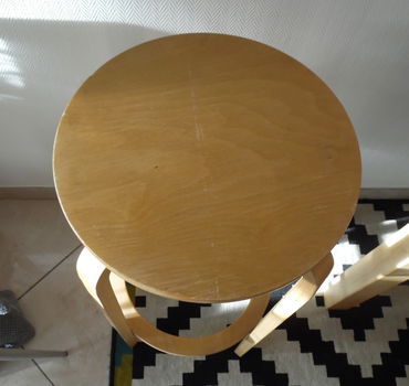 Te koop hoge houten kruk van Ikea uit de Frosta-serie. - 1