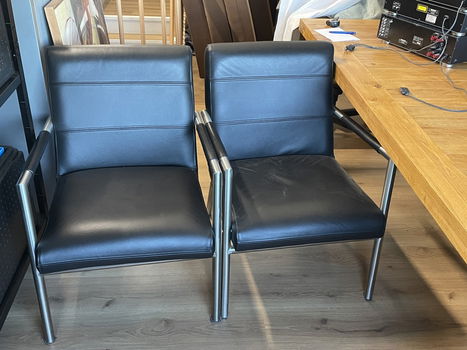 Zwarte leren stoelen met aluminium frame - 1