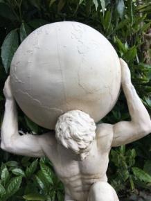 Beeld van Atlas, een reus , atlas ,beeld ,wereldbol , kado - 6