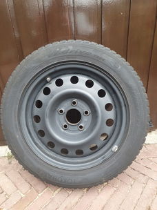 Set goede winterbanden Yokohama 205/55/16 op metalen velg