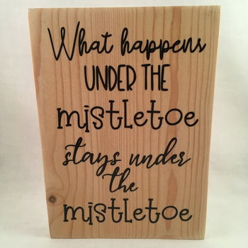 Kerst decoratie tekstbord (hout) What happens under the mistletoe - 0