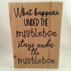 Kerst decoratie tekstbord (hout) What happens under the mistletoe