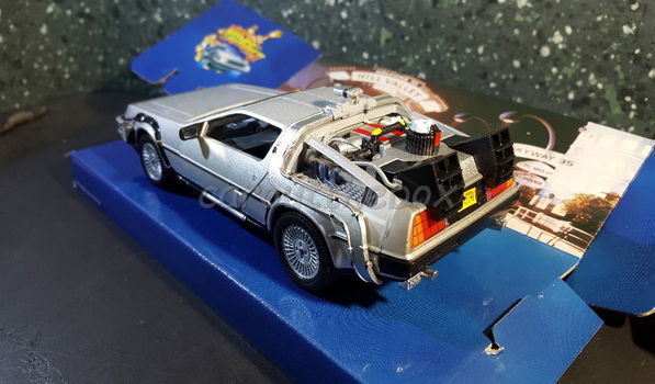 DeLorean Back to the future II 1:24 Welly W107 - 3