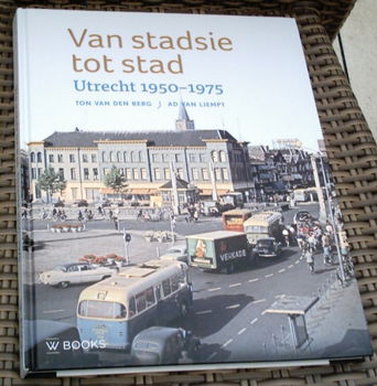 Van stadsie tot stad. Utrecht 1950 -19 75. Ton van den Berg. - 0