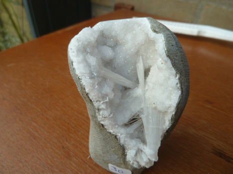 kleine geode met Scoleciet en kwarts (01) - 0