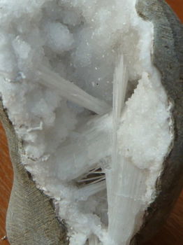 kleine geode met Scoleciet en kwarts (01) - 1