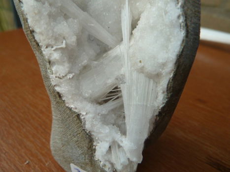 kleine geode met Scoleciet en kwarts (01) - 3