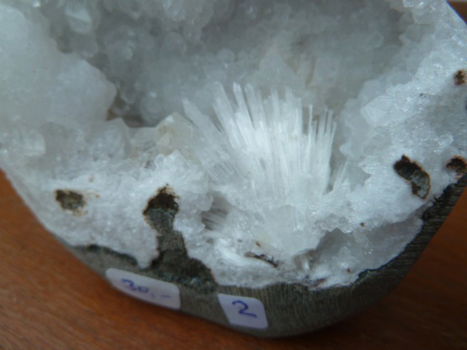 kleine geode met Scoleciet en kwarts (02) - 1