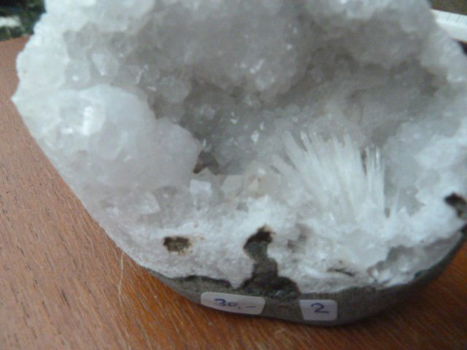 kleine geode met Scoleciet en kwarts (02) - 2