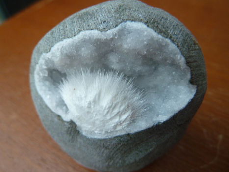 kleine geode met Scoleciet en kwarts (04) - 1