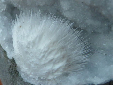 kleine geode met Scoleciet en kwarts (04) - 3