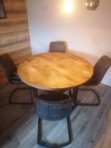 Eetkamer tafel rond met 4 stoelen