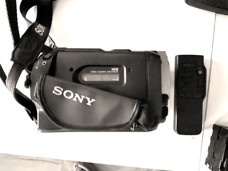 Sony Hi8 Handycam met Afstandsbediending,accu'slader,stroomadapter, hdmi adapter.enz. - 1