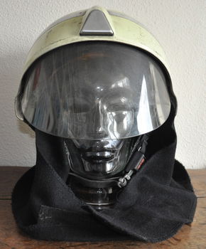 Nederlandse brandweer helm MSA met vizier en nekflap - 0