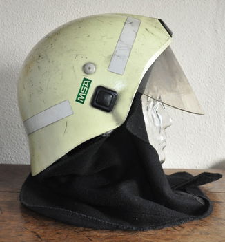 Nederlandse brandweer helm MSA met vizier en nekflap - 1