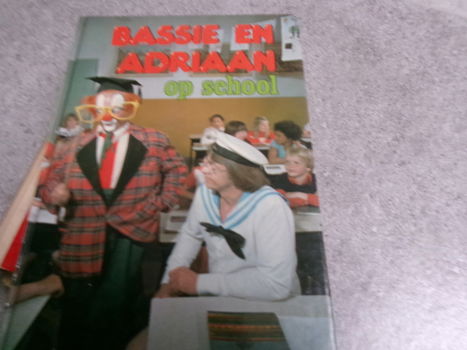 Bassie en Adriaan op school - 0