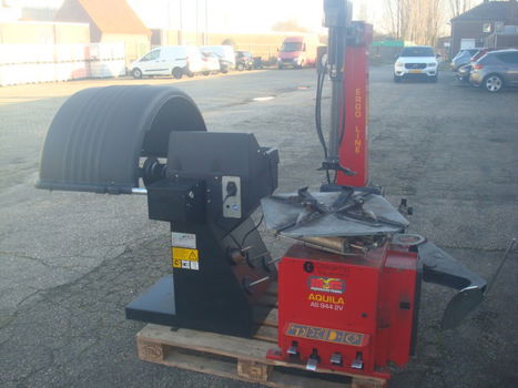 Balanceermachine Hofmann Geodyna 960 en Mondolfo Banden Demonteer Apparaat - 5