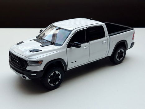 Schaalmodel Dodge Ram Crew Cab Rebel 2019 wit – Motormax 1:27 19cm lang - 0