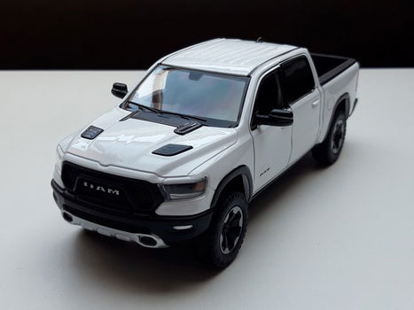 Schaalmodel Dodge Ram Crew Cab Rebel 2019 wit – Motormax 1:27 19cm lang - 1