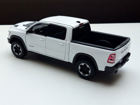 Schaalmodel Dodge Ram Crew Cab Rebel 2019 wit – Motormax 1:27 19cm lang - 2