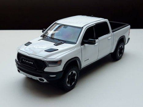 Schaalmodel Dodge Ram Crew Cab Rebel 2019 wit – Motormax 1:27 19cm lang - 5