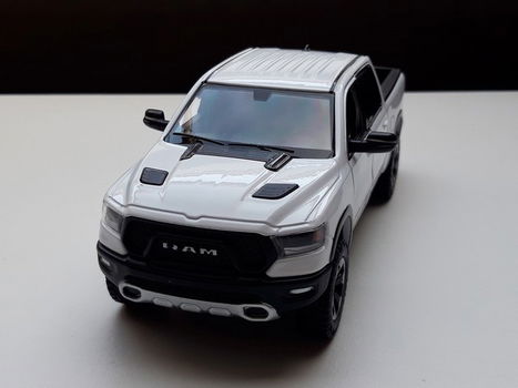 Schaalmodel Dodge Ram Crew Cab Rebel 2019 wit – Motormax 1:27 19cm lang - 6