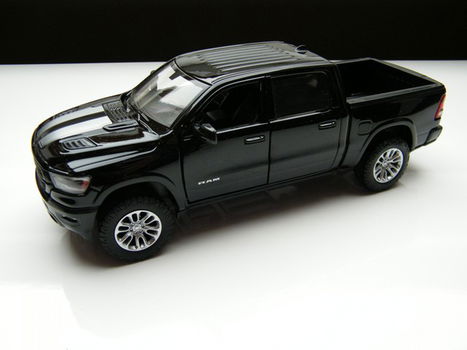 Schaalmodel Dodge Ram Crew Cab Laramie 2019 black striping – 1:27 19 cm Lang - 1