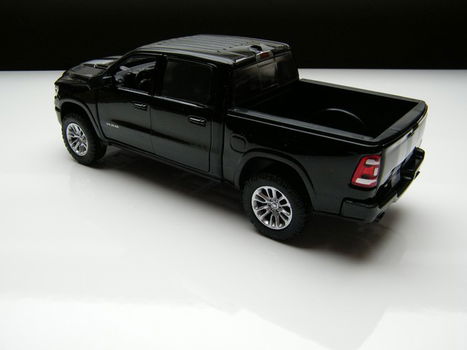 Schaalmodel Dodge Ram Crew Cab Laramie 2019 black striping – 1:27 19 cm Lang - 2