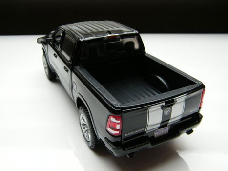 Schaalmodel Dodge Ram Crew Cab Laramie 2019 black striping – 1:27 19 cm Lang - 3