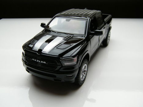 Schaalmodel Dodge Ram Crew Cab Laramie 2019 black striping – 1:27 19 cm Lang - 4