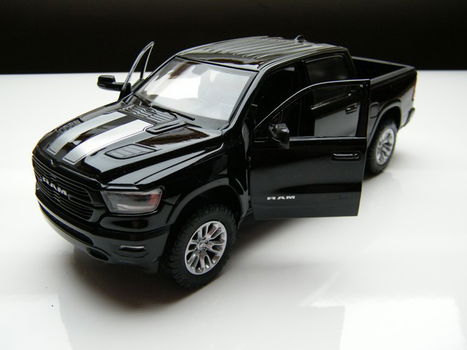 Schaalmodel Dodge Ram Crew Cab Laramie 2019 black striping – 1:27 19 cm Lang - 6