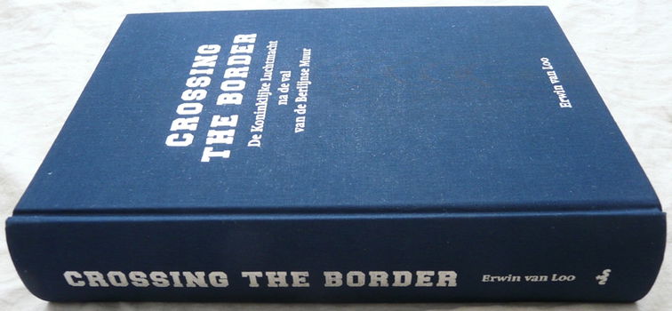 Boek, Crossing The Border, Erwin van Loo, Sdu, 2003. - 2